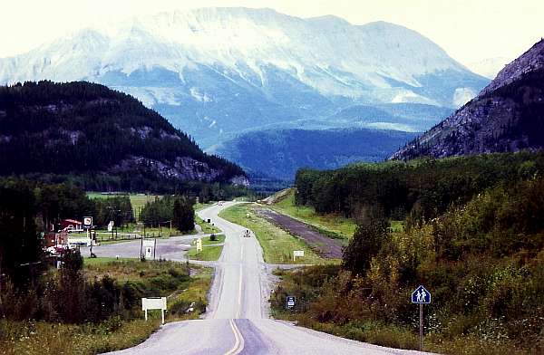 12.Summit Lake - Muncho Lake: "Toad River Lodge"