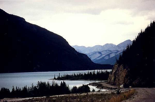 12.Summit Lake - Muncho Lake: "Muncho Lake in blau"
