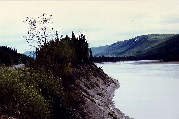 14. Coal River - Iron Creek: "Liard River im Morgendunst"