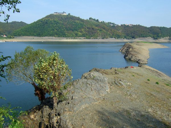 Berggipfel im Eder-Stausee